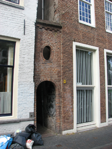 819269 Gezicht op de toegang tot de voormalige Koningspoort, tussen de panden Oudegracht 5 (rechts) - 17 te Utrecht.